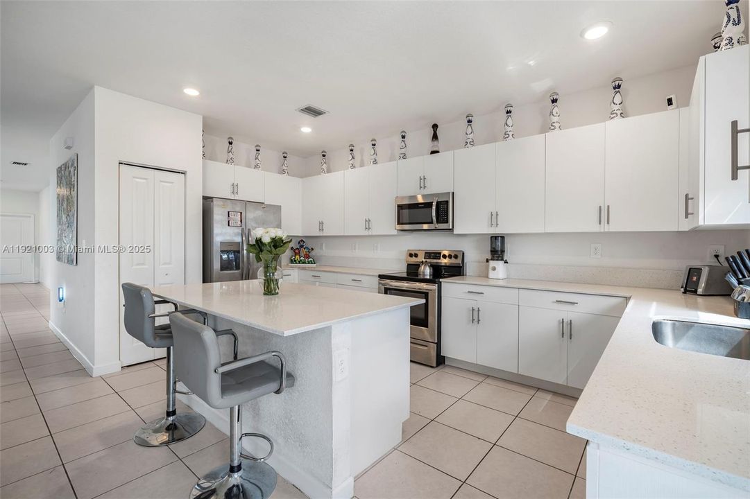 出租: $6,500 (5 贝兹, 3 浴室, 3349 平方英尺)