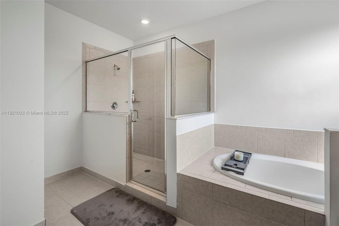 出租: $6,500 (5 贝兹, 3 浴室, 3349 平方英尺)