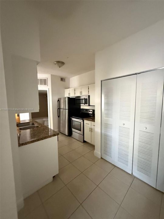 For Rent: $1,900 (1 beds, 1 baths, 715 Square Feet)