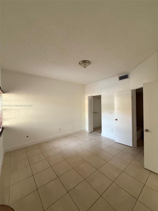 For Rent: $1,900 (1 beds, 1 baths, 715 Square Feet)