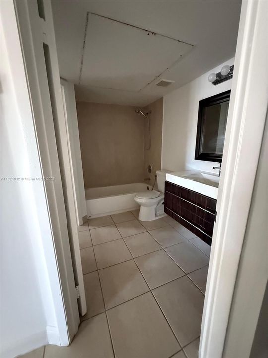 For Rent: $1,900 (1 beds, 1 baths, 715 Square Feet)