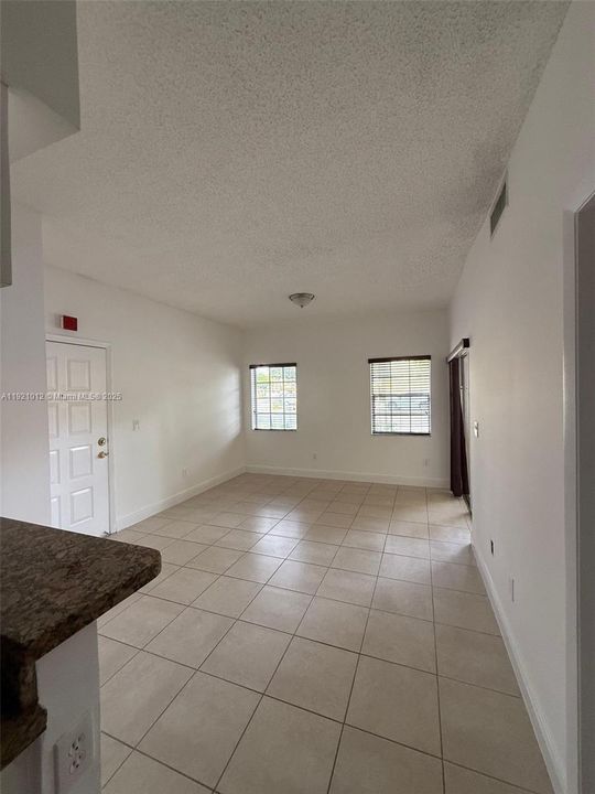 For Rent: $1,900 (1 beds, 1 baths, 715 Square Feet)