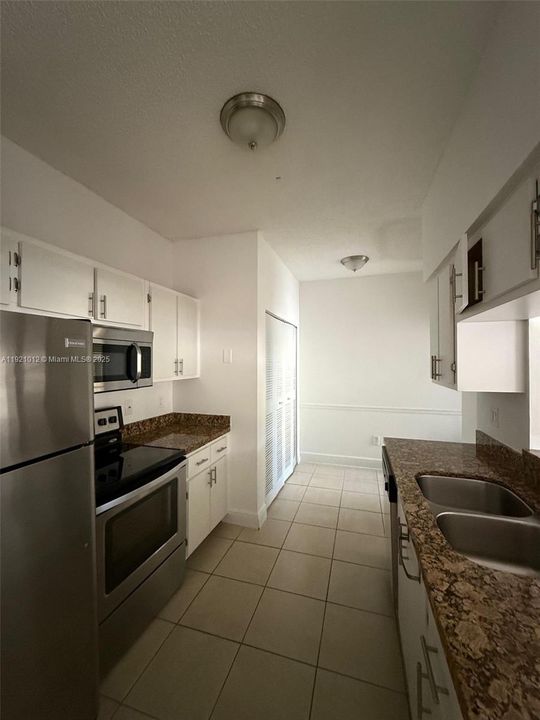 For Rent: $1,900 (1 beds, 1 baths, 715 Square Feet)