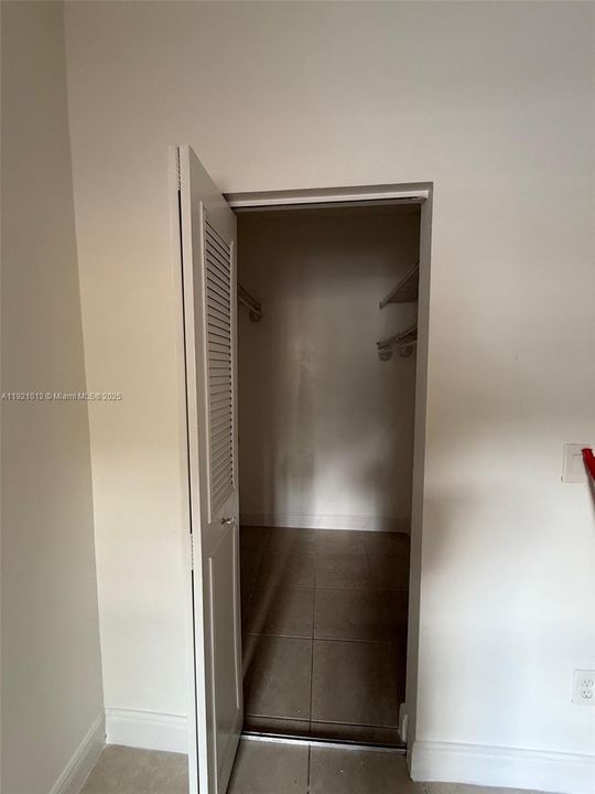 For Rent: $1,900 (1 beds, 1 baths, 715 Square Feet)