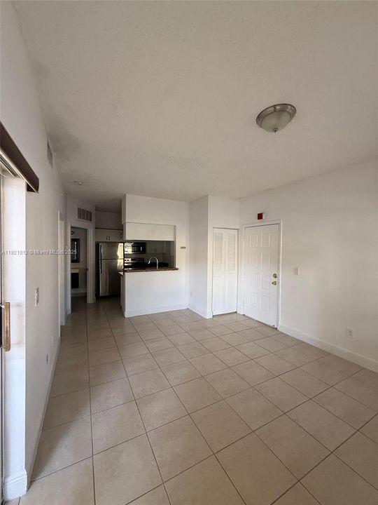 For Rent: $1,900 (1 beds, 1 baths, 715 Square Feet)