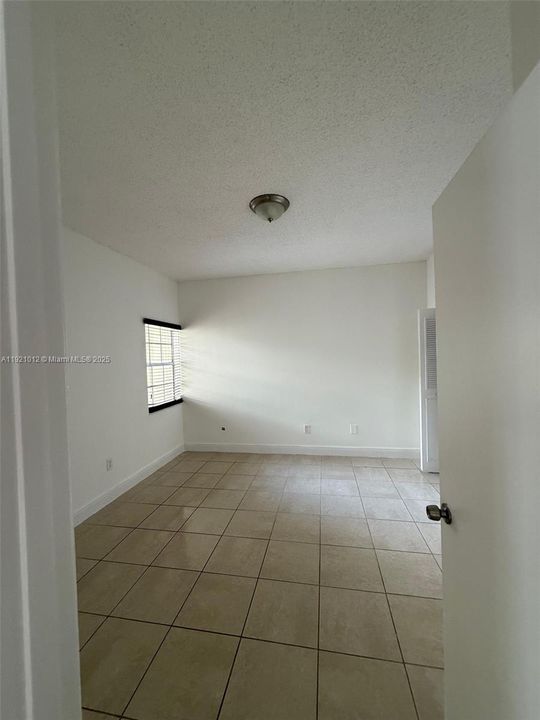 For Rent: $1,900 (1 beds, 1 baths, 715 Square Feet)