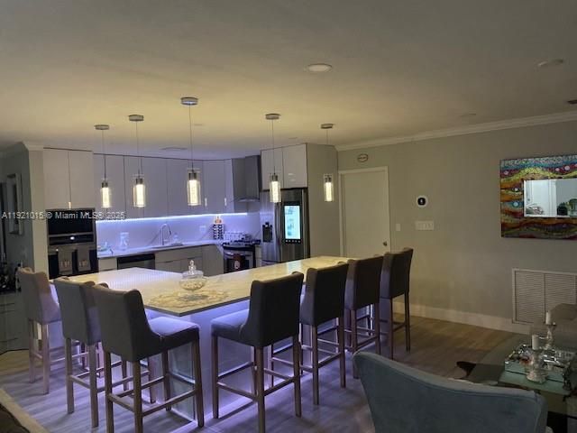 For Rent: $6,900 (3 beds, 2 baths, 2215 Square Feet)