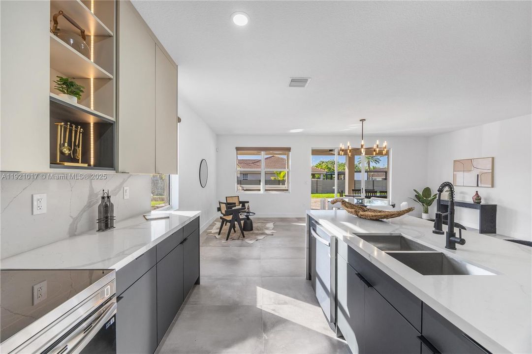 На продажу: $1,165,000 (5 спален, 4 ванн, 4007 Квадратных фут)