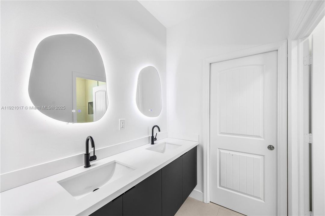 На продажу: $1,165,000 (5 спален, 4 ванн, 4007 Квадратных фут)