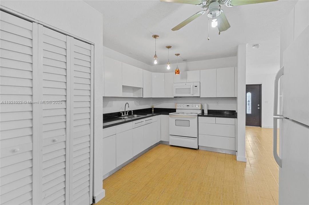 На продажу: $515,000 (3 спален, 1 ванн, 1015 Квадратных фут)