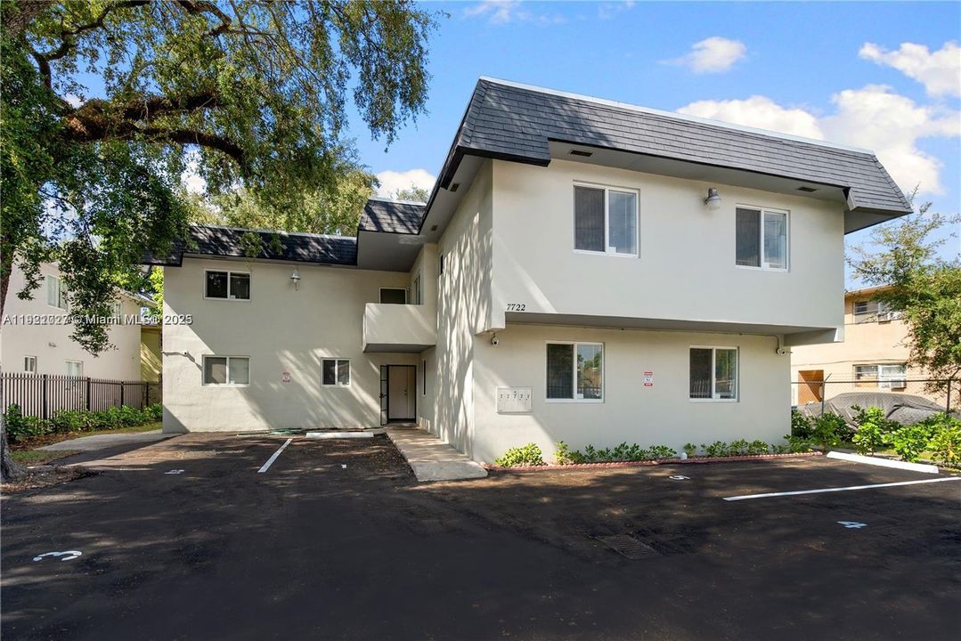 出租: $2,175 (2 贝兹, 1 浴室, 767 平方英尺)