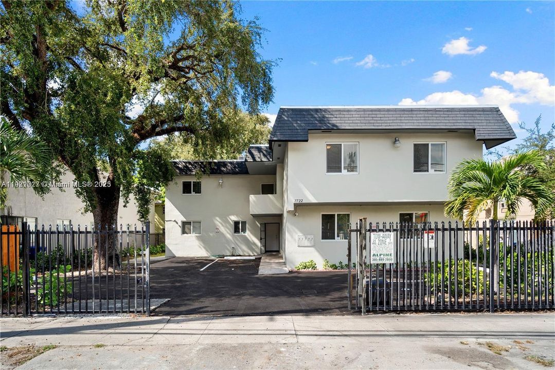 出租: $2,175 (2 贝兹, 1 浴室, 767 平方英尺)