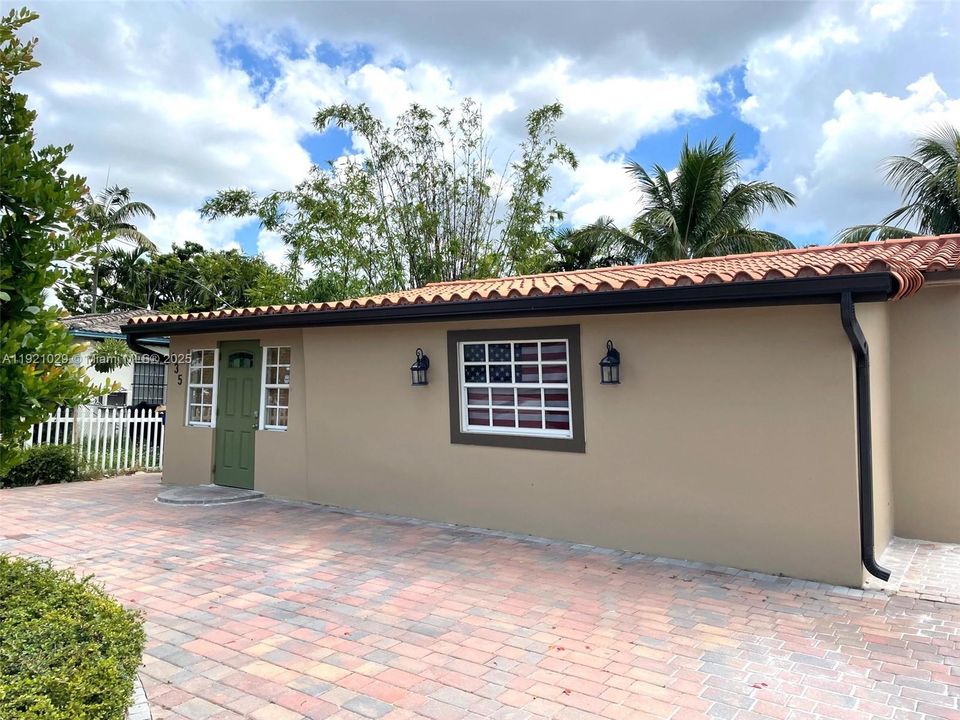 For Sale: $620,000 (2 beds, 2 baths, 1048 Square Feet)