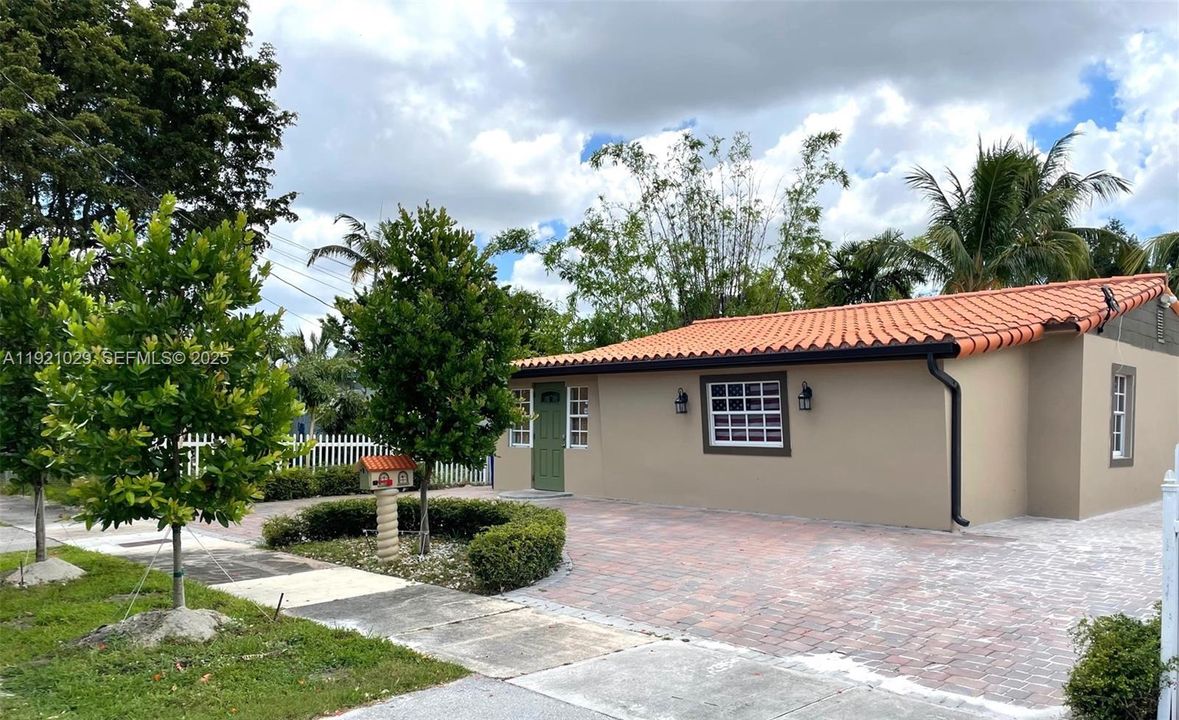 For Sale: $620,000 (2 beds, 2 baths, 1048 Square Feet)