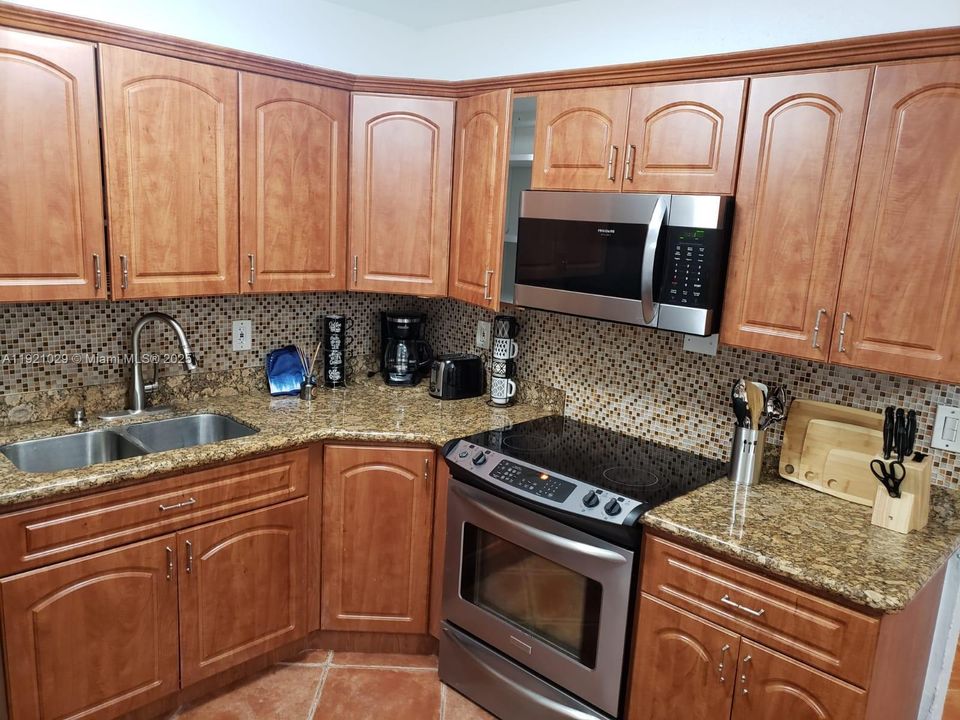 For Sale: $620,000 (2 beds, 2 baths, 1048 Square Feet)