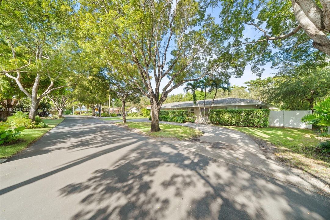 For Rent: $14,000 (3 beds, 2 baths, 2422 Square Feet)