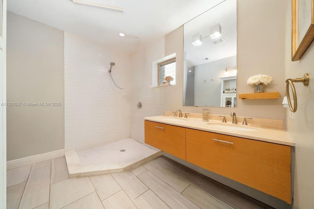 For Rent: $14,000 (3 beds, 2 baths, 2422 Square Feet)