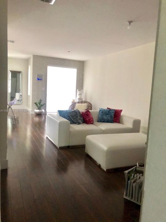 For Rent: $4,200 (3 beds, 2 baths, 2033 Square Feet)