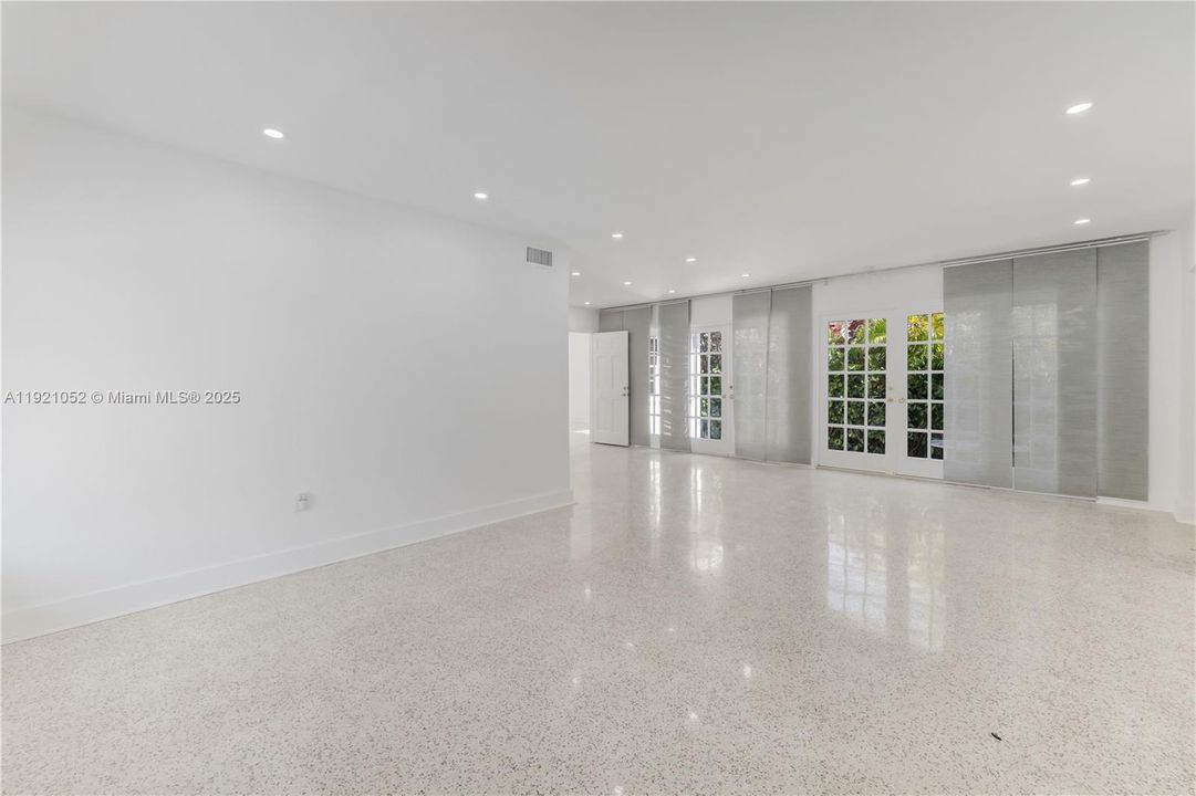 出租: $7,500 (5 贝兹, 3 浴室, 1674 平方英尺)