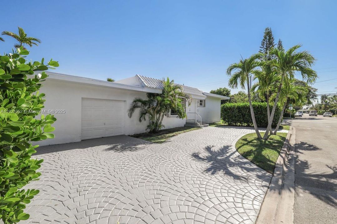 出租: $7,500 (5 贝兹, 3 浴室, 1674 平方英尺)