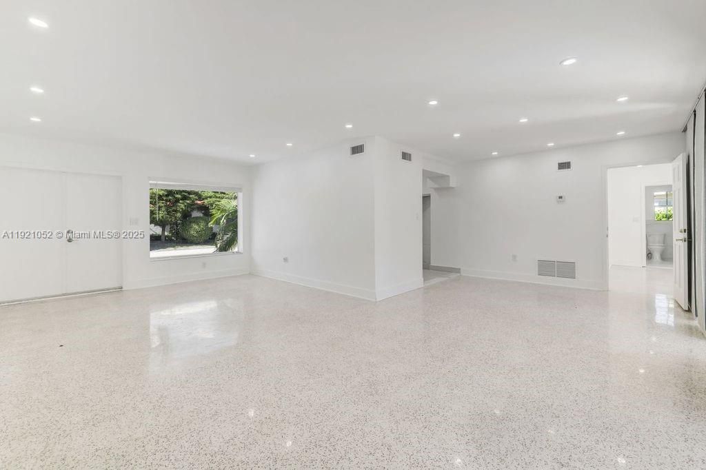 出租: $7,500 (5 贝兹, 3 浴室, 1674 平方英尺)