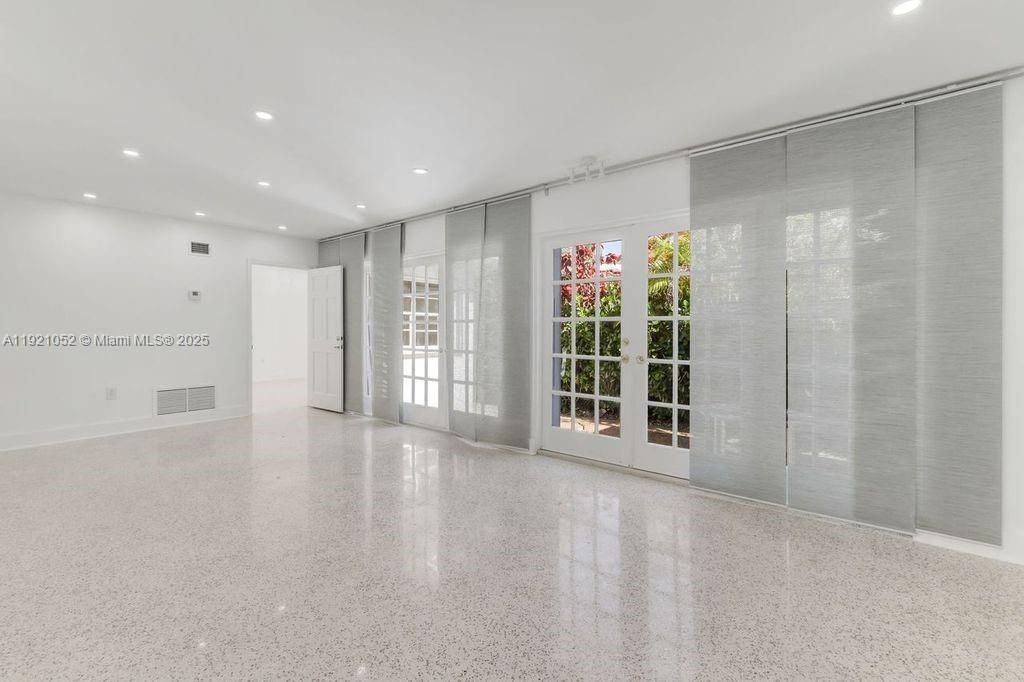 出租: $7,500 (5 贝兹, 3 浴室, 1674 平方英尺)