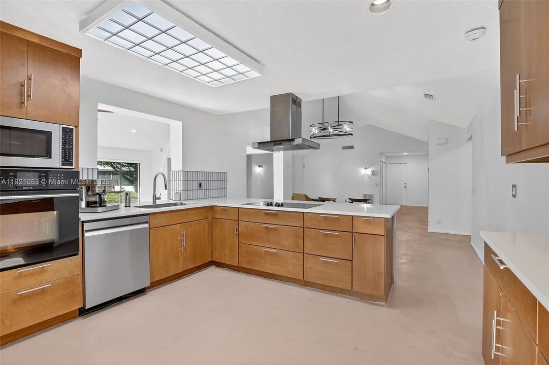 待售: $695,000 (3 贝兹, 2 浴室, 2010 平方英尺)