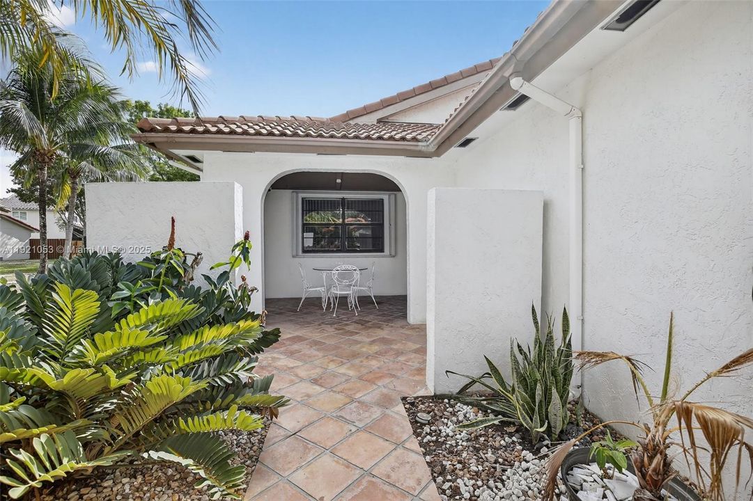 待售: $695,000 (3 贝兹, 2 浴室, 2010 平方英尺)