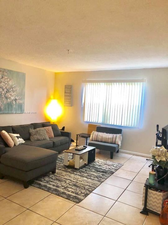 For Rent: $1,800 (1 beds, 1 baths, 950 Square Feet)