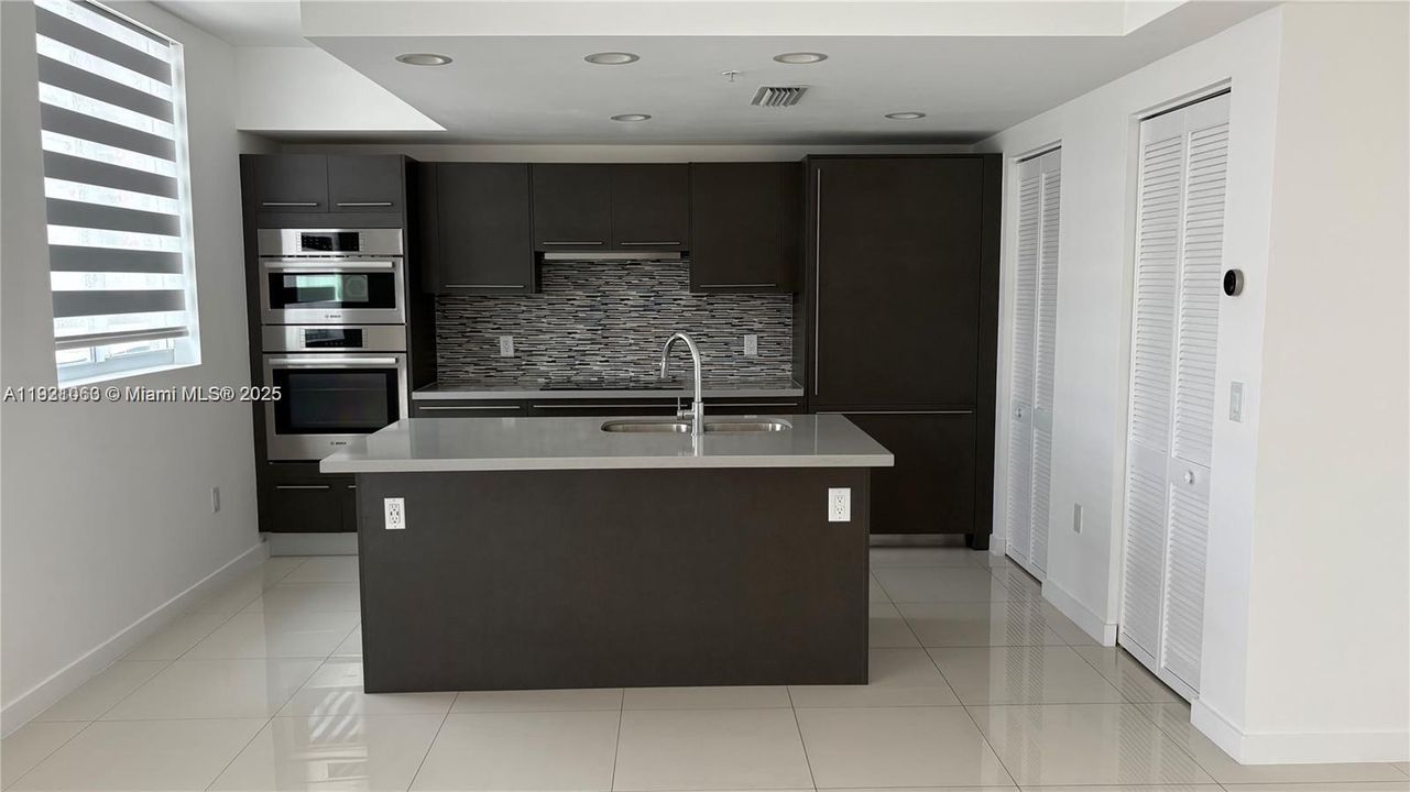 Под контрактом: $2,400 (1 спален, 1 ванн, 761 Квадратных фут)