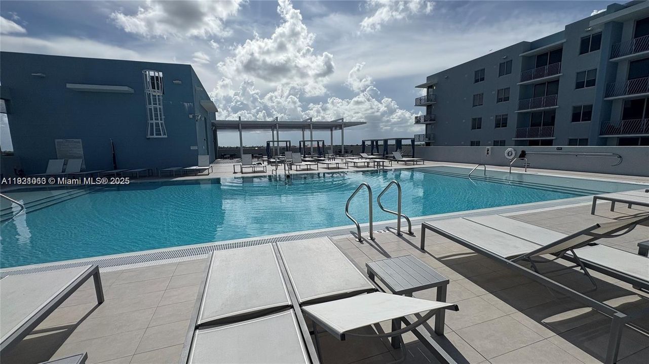 Под контрактом: $2,400 (1 спален, 1 ванн, 761 Квадратных фут)