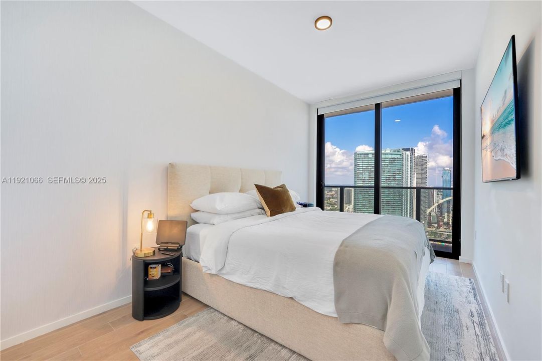 For Sale: $1,499,999 (2 beds, 2 baths, 983 Square Feet)