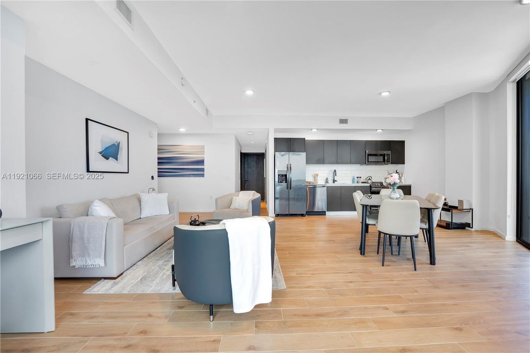 For Sale: $1,499,999 (2 beds, 2 baths, 983 Square Feet)