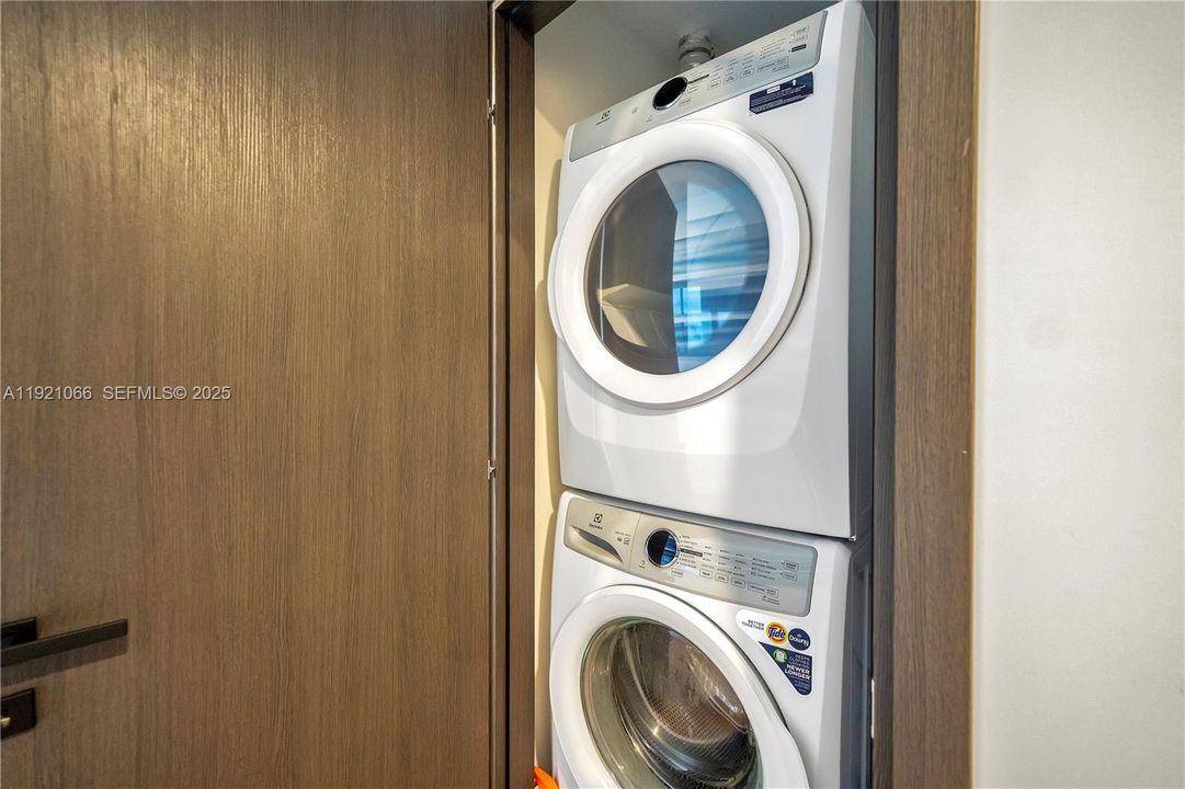 For Sale: $1,499,999 (2 beds, 2 baths, 983 Square Feet)