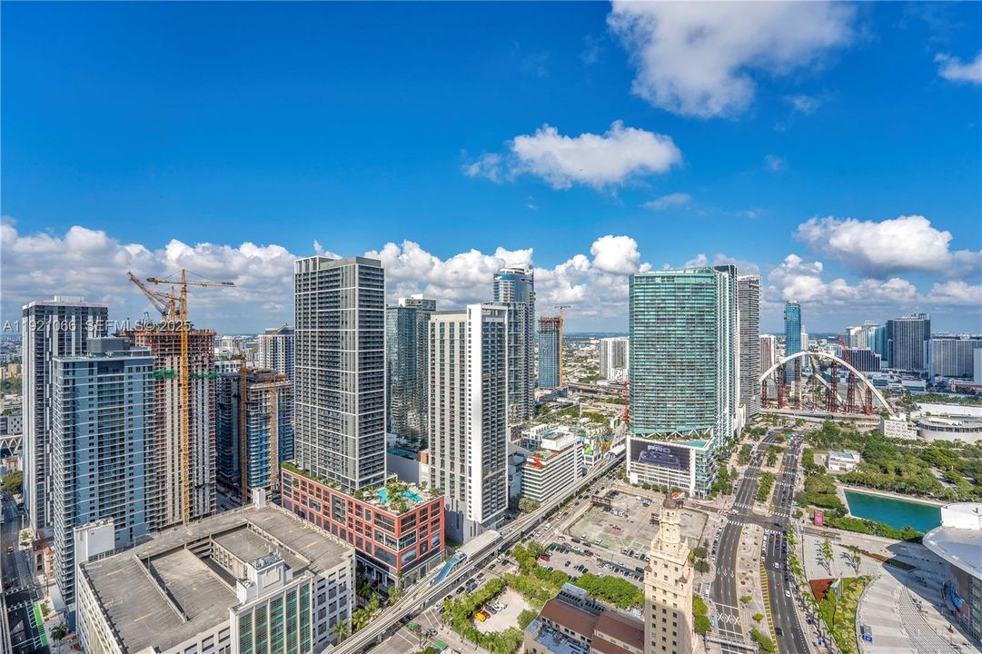 For Sale: $1,499,999 (2 beds, 2 baths, 983 Square Feet)