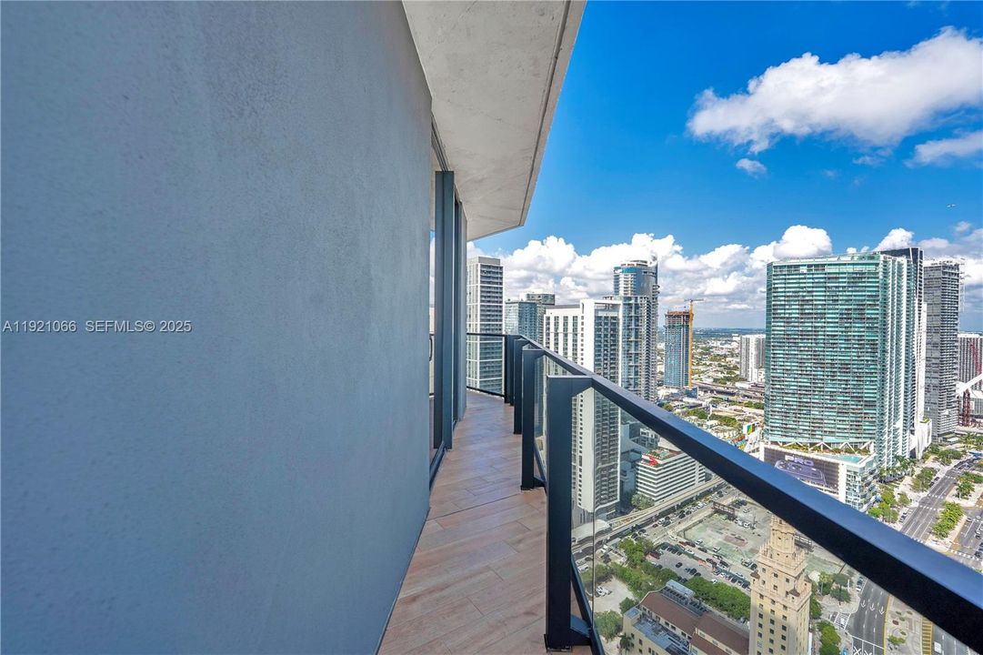 For Sale: $1,499,999 (2 beds, 2 baths, 983 Square Feet)