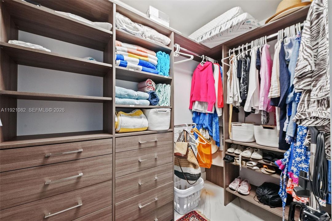 В аренду: $4,750 (1 спален, 1 ванн, 906 Квадратных фут)