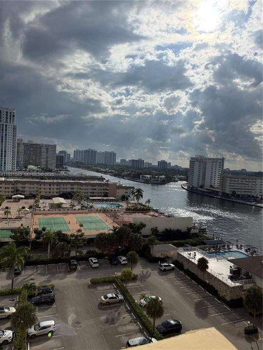 For Sale: $279,000 (2 beds, 2 baths, 1100 Square Feet)