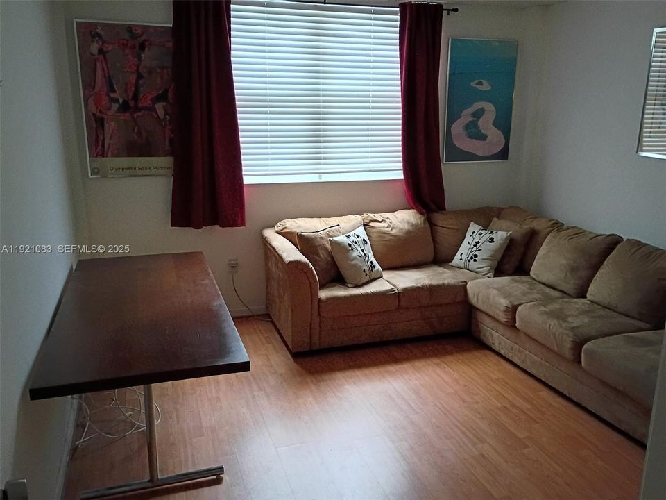 For Sale: $279,000 (2 beds, 2 baths, 1100 Square Feet)