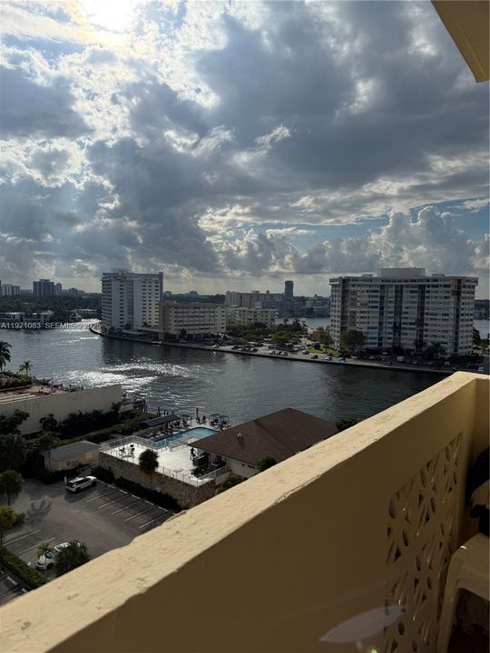 For Sale: $279,000 (2 beds, 2 baths, 1100 Square Feet)