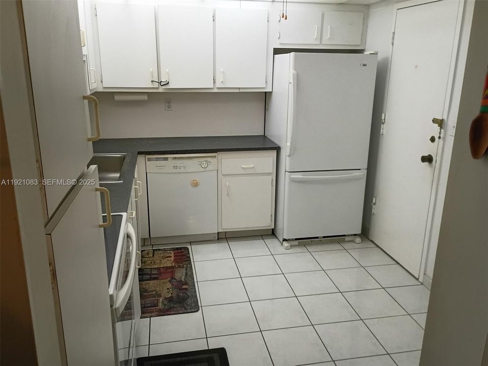 For Sale: $279,000 (2 beds, 2 baths, 1100 Square Feet)
