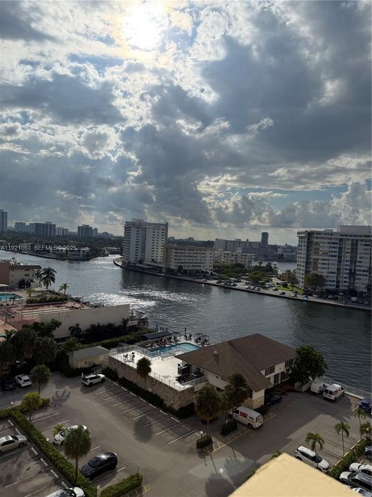 For Sale: $279,000 (2 beds, 2 baths, 1100 Square Feet)