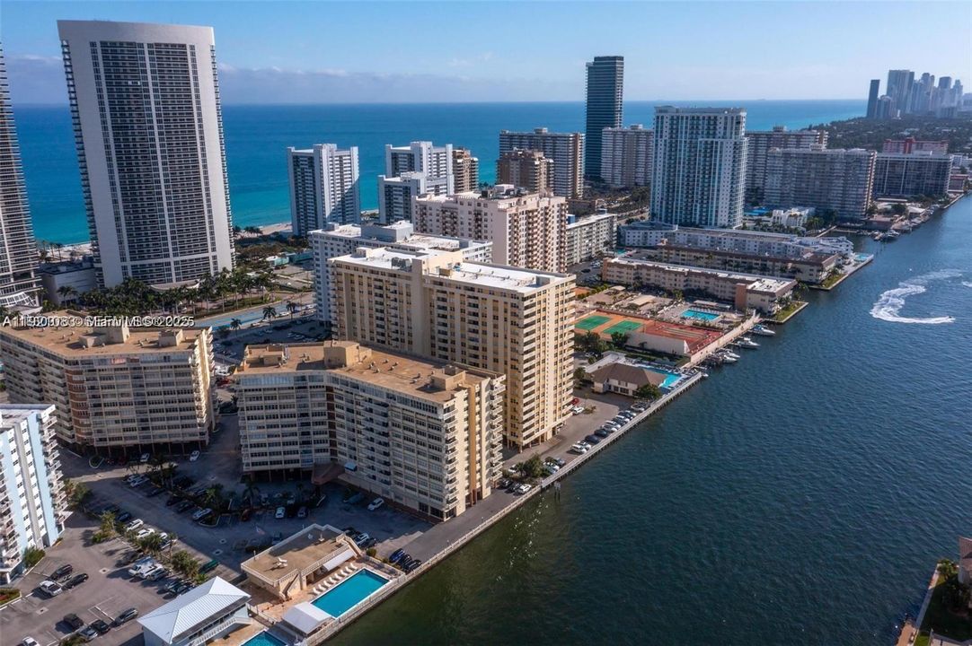 For Sale: $279,000 (2 beds, 2 baths, 1100 Square Feet)