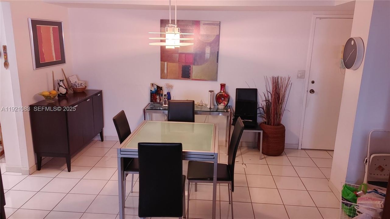 For Sale: $279,000 (2 beds, 2 baths, 1100 Square Feet)