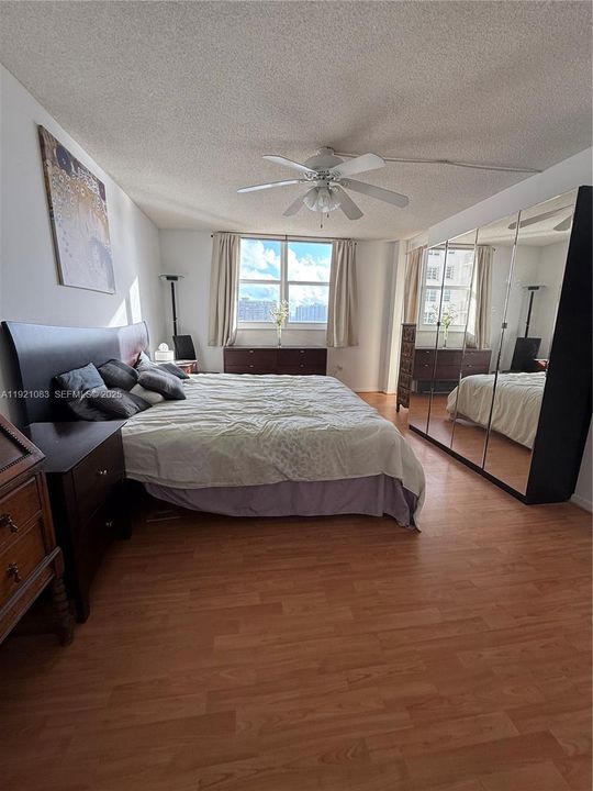 For Sale: $279,000 (2 beds, 2 baths, 1100 Square Feet)