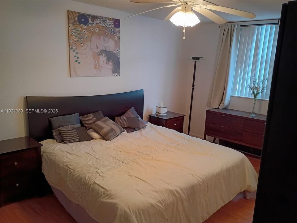 For Sale: $279,000 (2 beds, 2 baths, 1100 Square Feet)