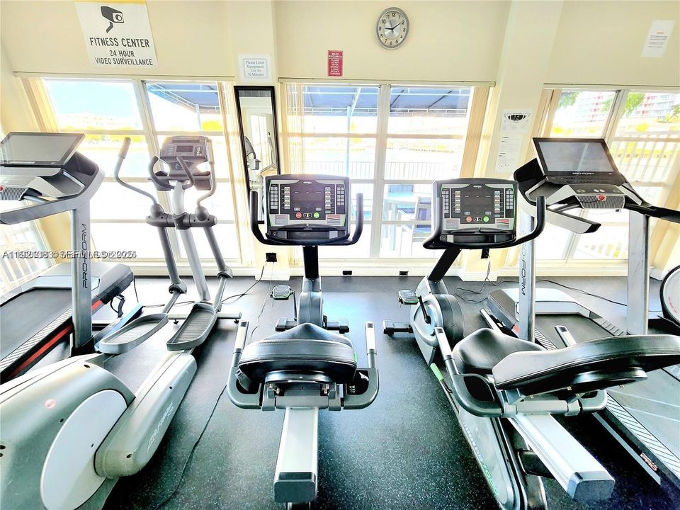 For Sale: $279,000 (2 beds, 2 baths, 1100 Square Feet)