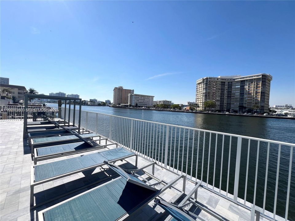 For Sale: $279,000 (2 beds, 2 baths, 1100 Square Feet)