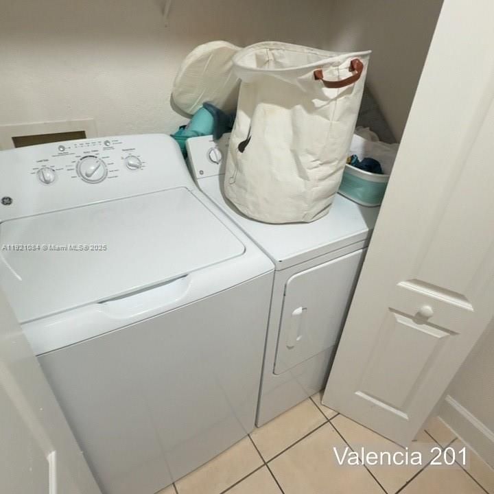 For Sale: $390,000 (2 beds, 2 baths, 1010 Square Feet)