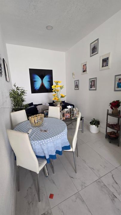 待售: $890,000 (4 贝兹, 3 浴室, 2107 平方英尺)